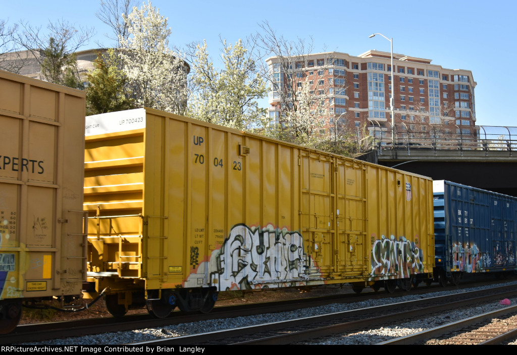 700423